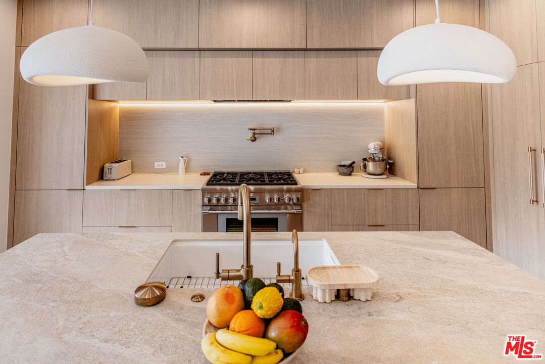 4703 Saloma Avenue Sherman Oaks, CA 91403 - Photo 9 of 26 a view of kitchen