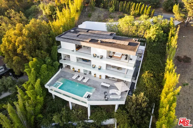 a picture of a table and chairs