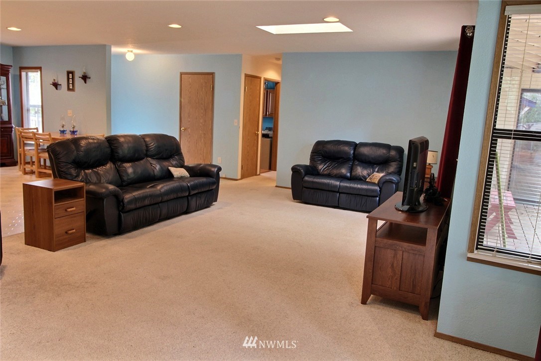 15812 Southeast 143rd Street Renton, WA 98059 - Photo 5 of 31 Gallery Image 5