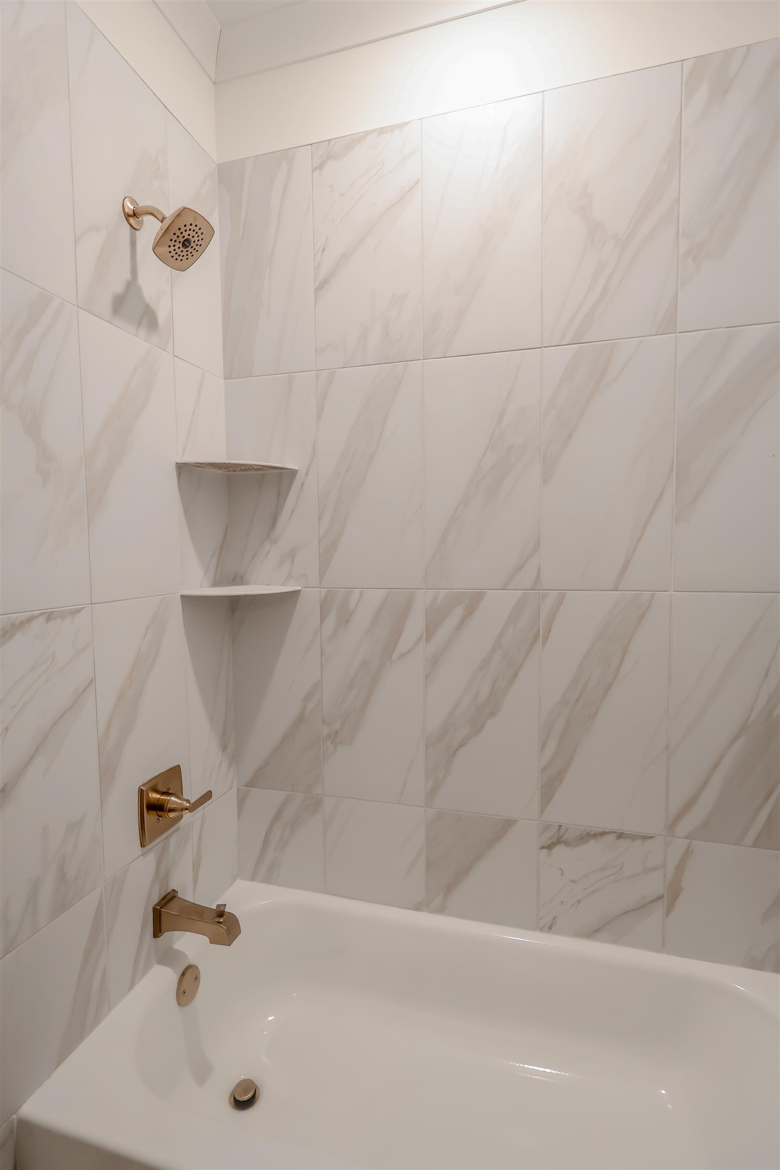 125 Columbia Way Atoka, TN 38004 - Photo 14 of 27 a bathroom with a bathtub