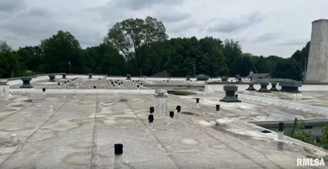 $690,000 | 400 Plum Street, Carmi, IL 62821