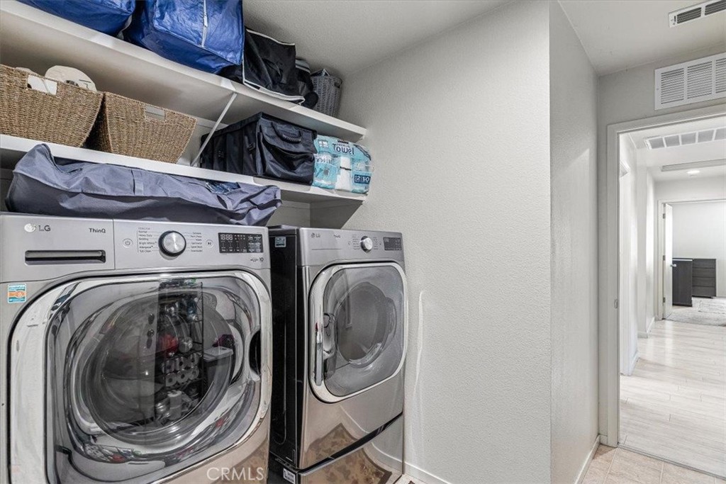 784 Taryn Court Merced, CA 95341 - Photo 30 of 39 a utility room with dryer and washer