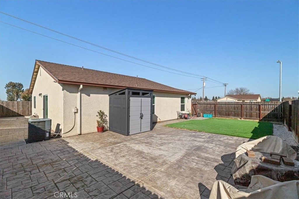 784 Taryn Court Merced, CA 95341 - Photo 33 of 39 a big room with table and chairs