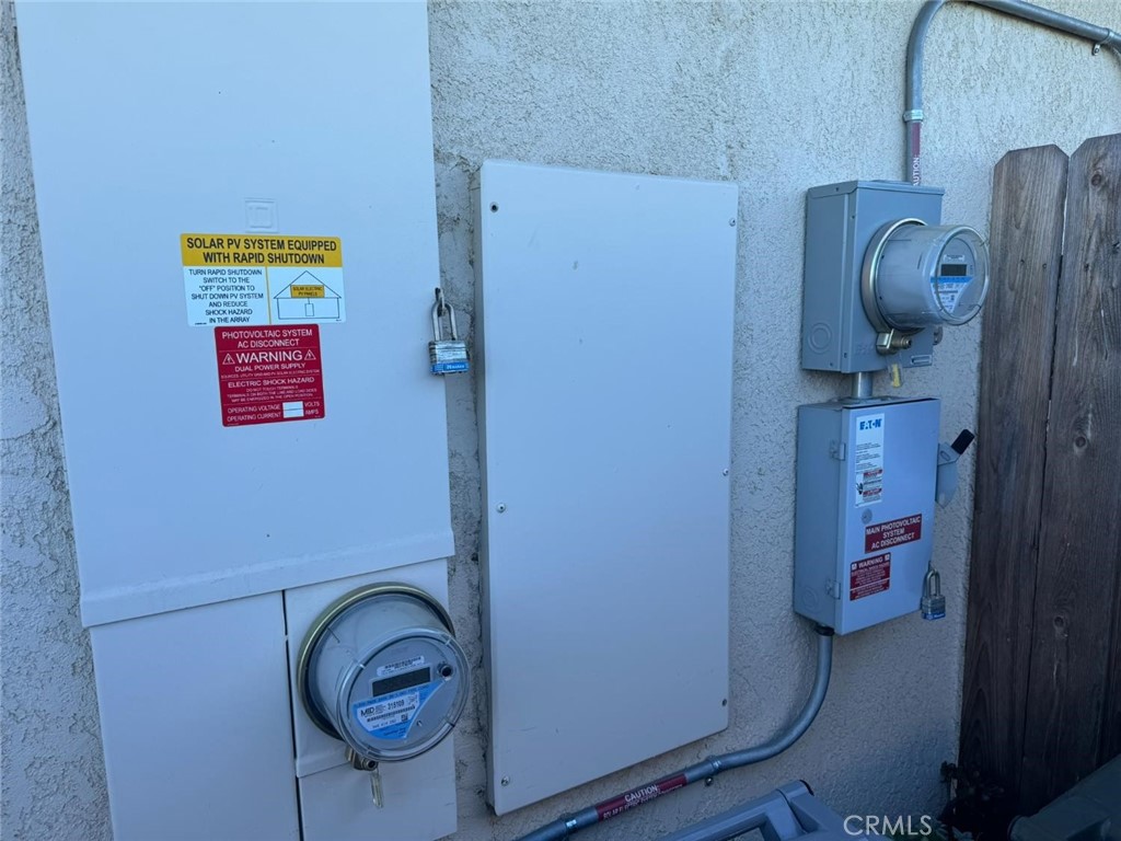 784 Taryn Court Merced, CA 95341 - Photo 38 of 39 a utility room with dryer and washer