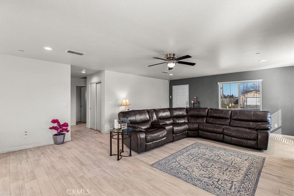 784 Taryn Court Merced, CA 95341 - Photo 10 of 39 a living room with furniture