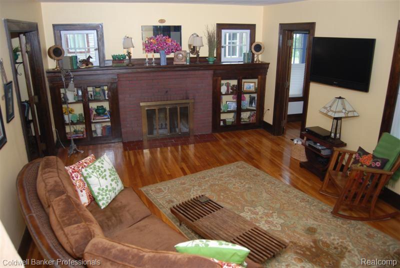 121 LIVING RM-1
