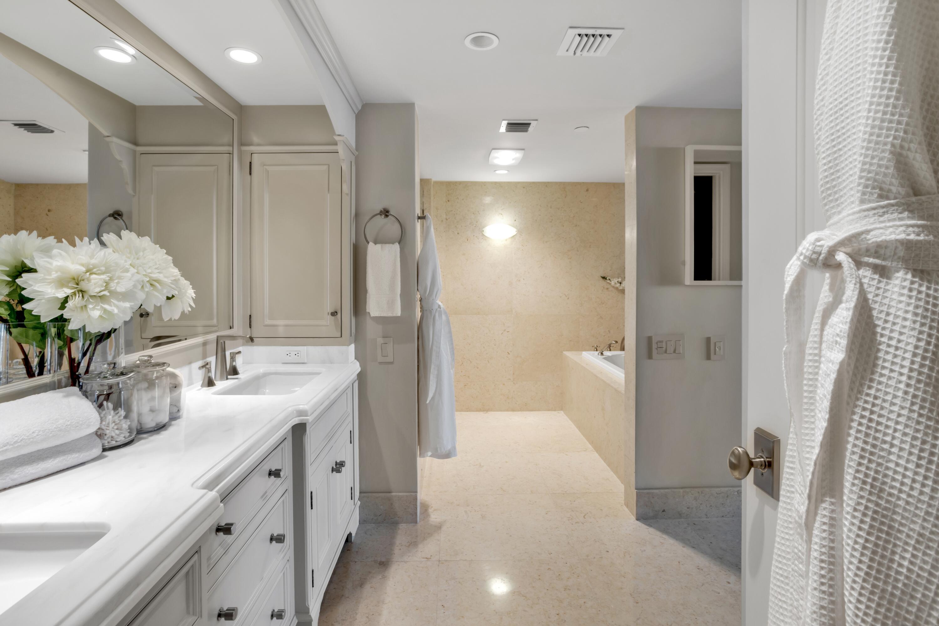 350 South Ocean Boulevard, Unit 4D Boca Raton, FL 33432 - Photo 18 of 34 PRIMARY BATH