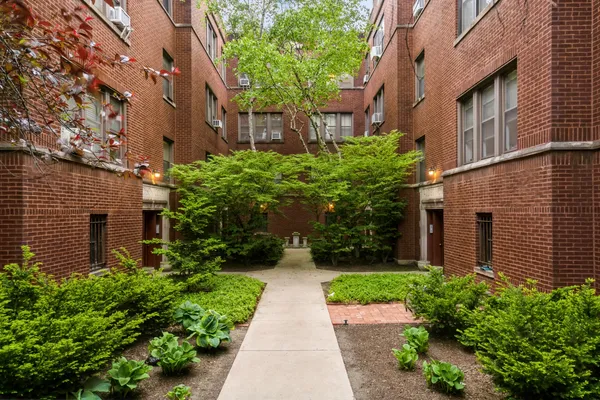 $3,150 | 1327 West Addison Street, Unit 2B, Chicago, IL 60613