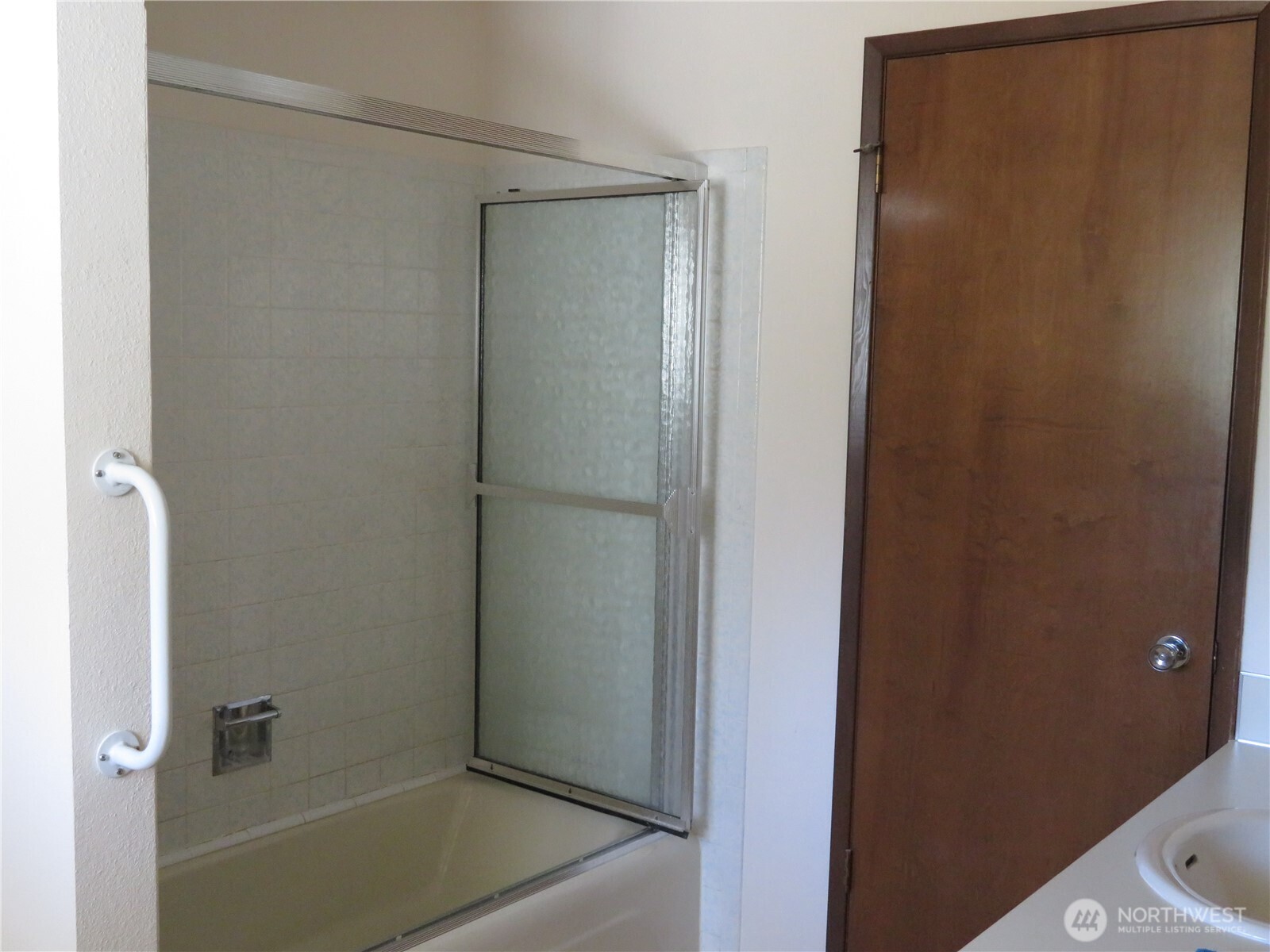 21 Wynoochee Valley Road Montesano, WA 98563 - Photo 24 of 38 a bathroom with a bathtub