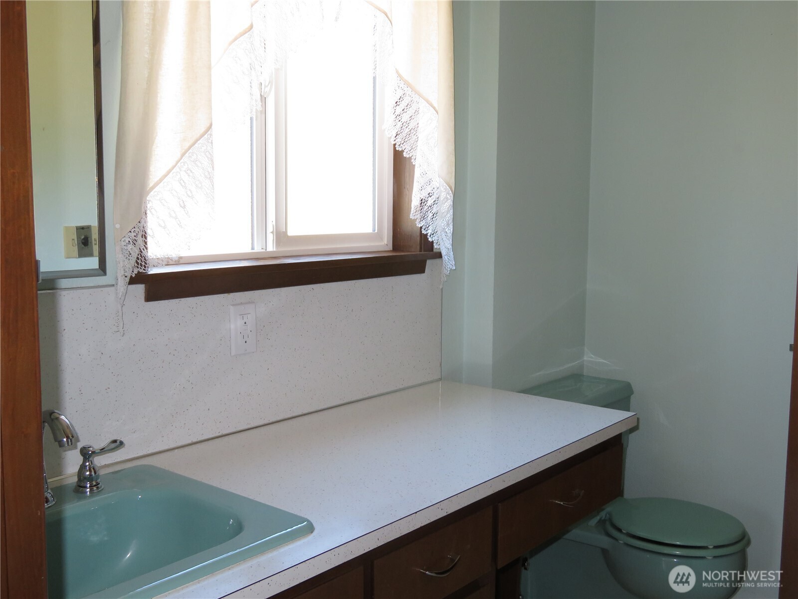 21 Wynoochee Valley Road Montesano, WA 98563 - Photo 27 of 38 a room with a window