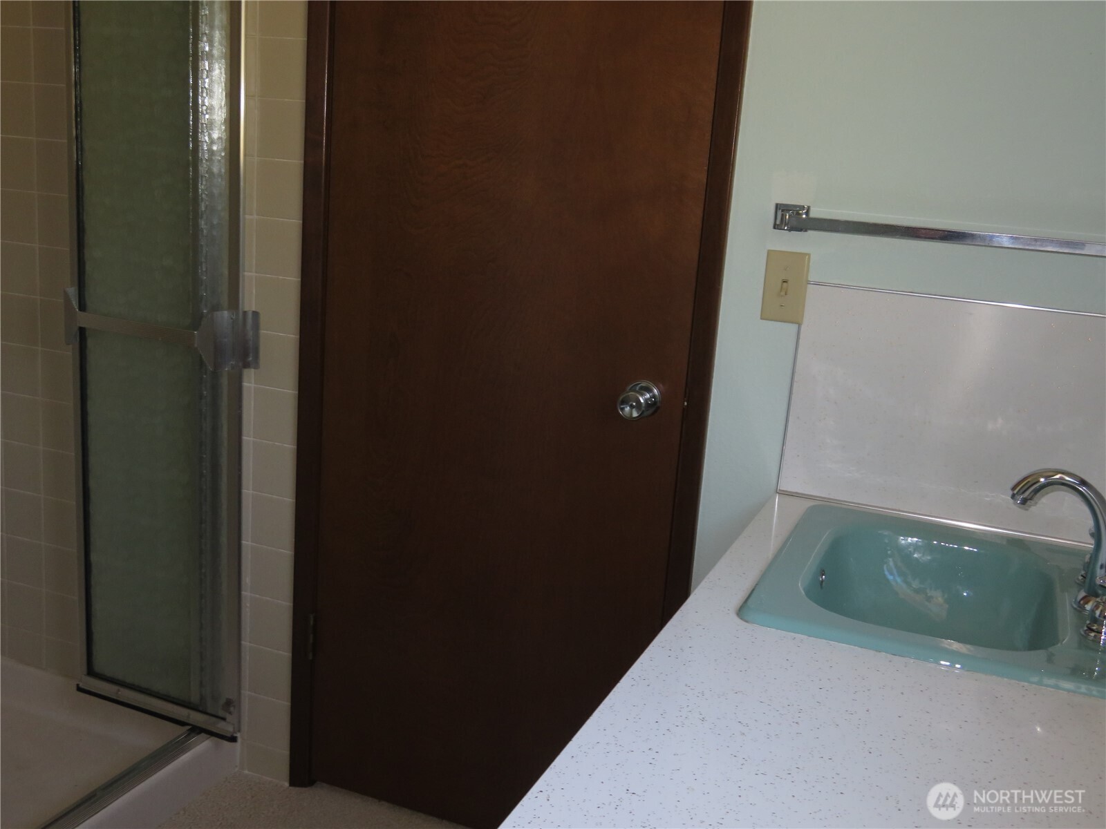 21 Wynoochee Valley Road Montesano, WA 98563 - Photo 28 of 38 a bathroom with a bathtub