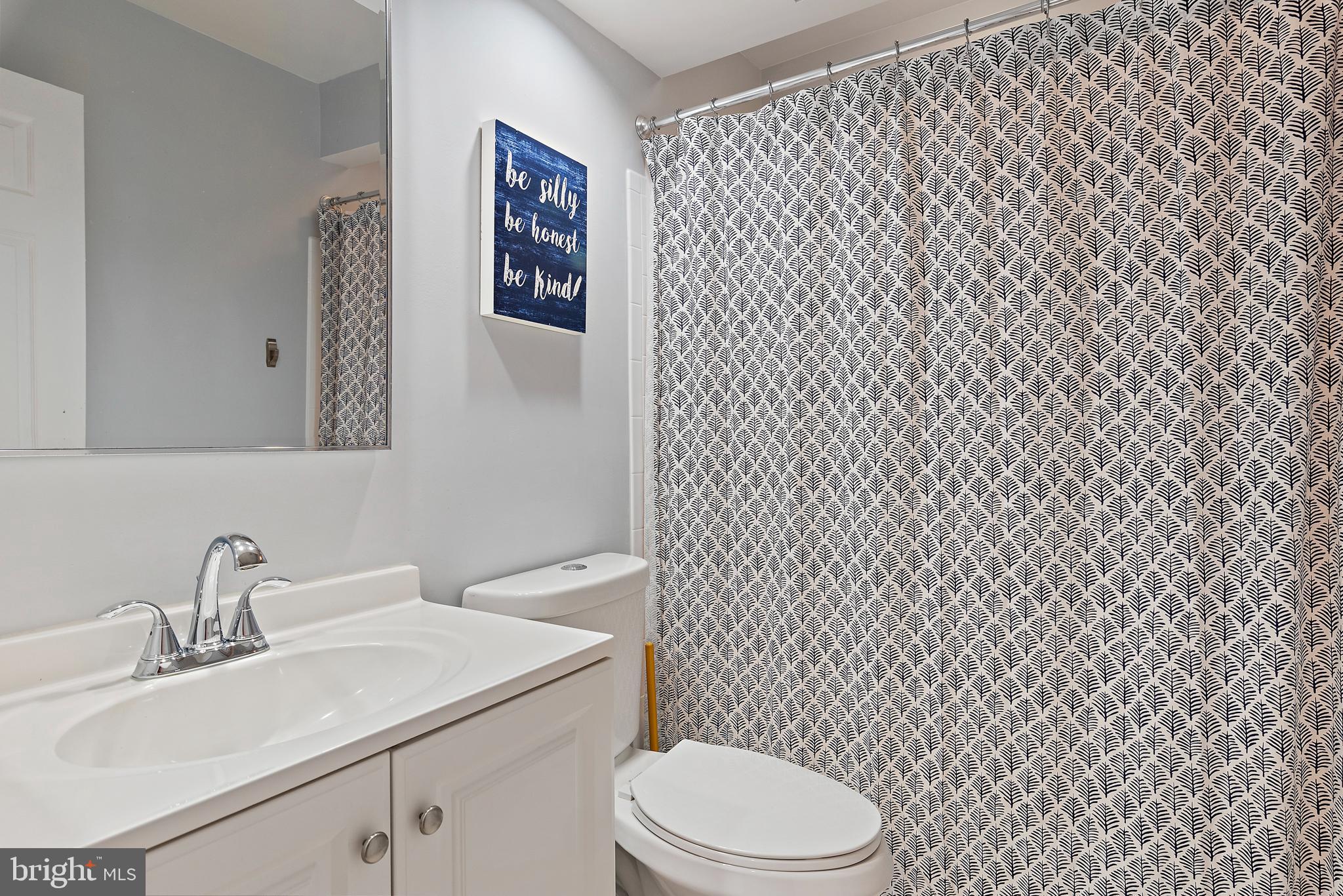 122 Spring Pl Way Annapolis, MD 21401 - Photo 34 of 48 Level two hall bath