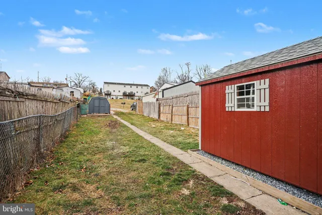 a view of a backyard
