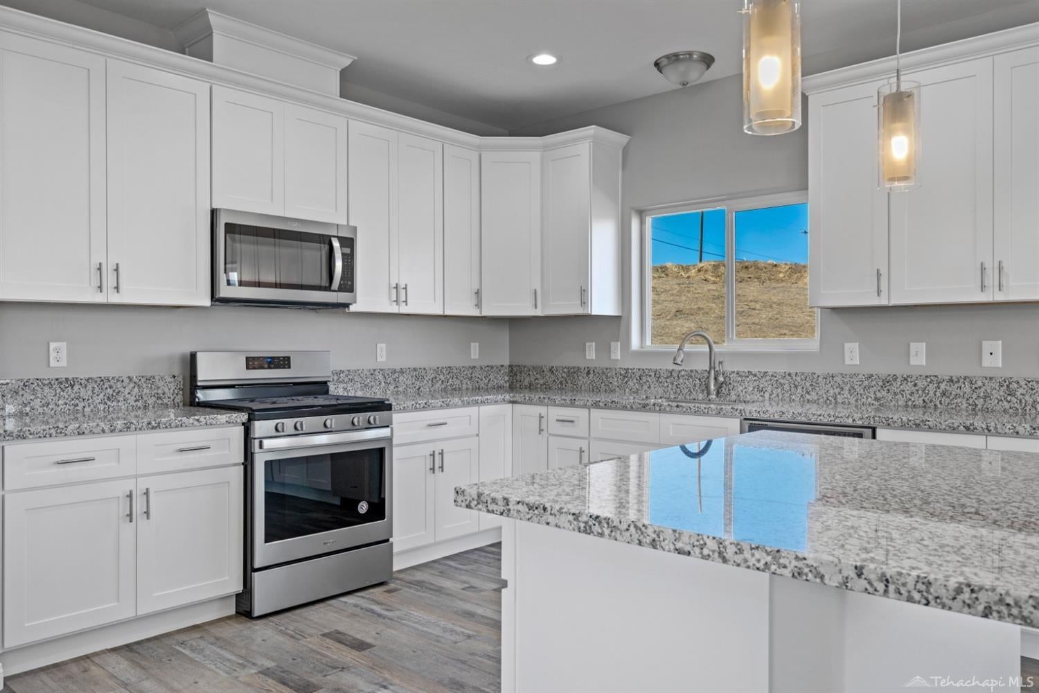 22700 Mariposa Road Tehachapi, CA 93561 - Photo 8 of 42 kitchen