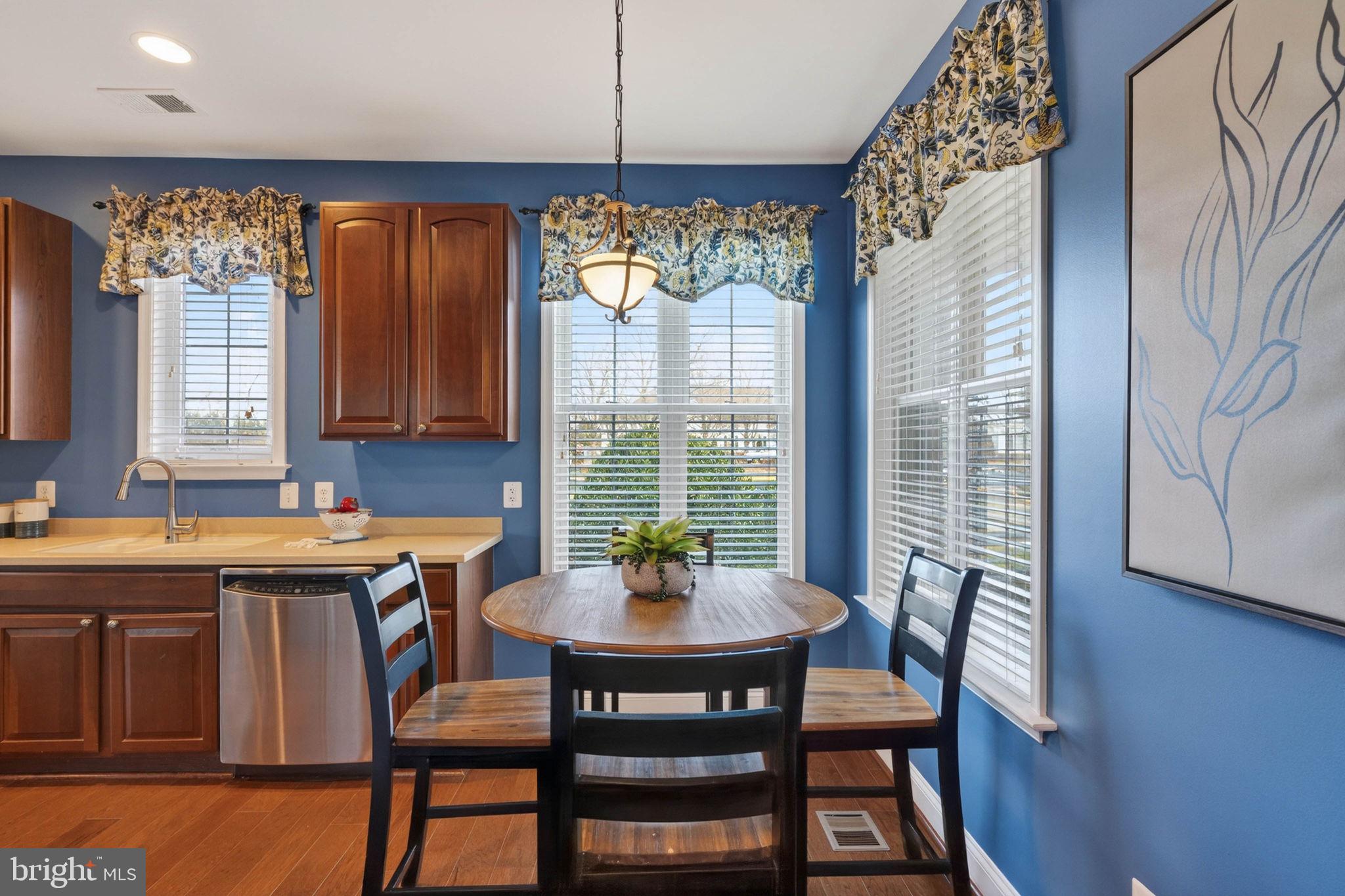 6920 Netherstone Court Gainesville, VA 20155 - Photo 7 of 44 Breakfast area