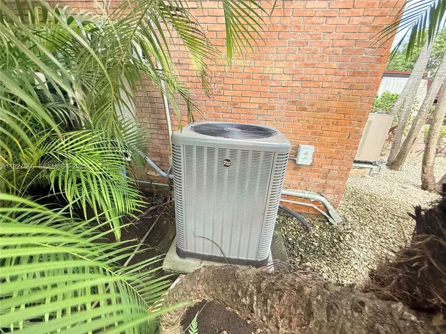 a view of a big room with wooden roof and sitting area