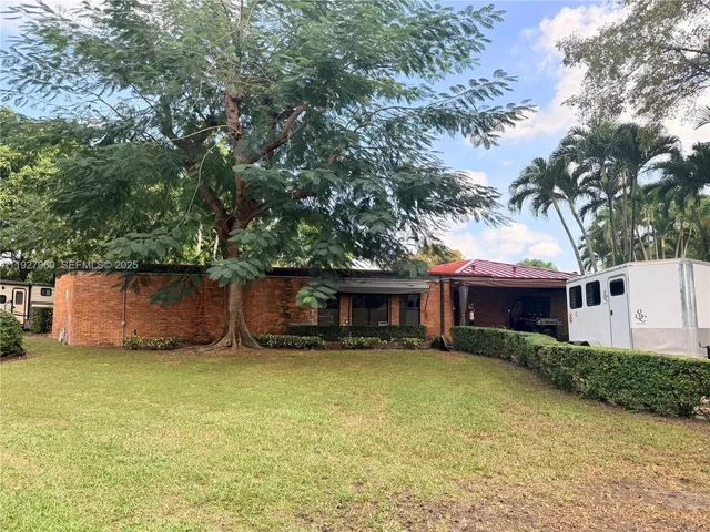 a view of a big room with wooden roof