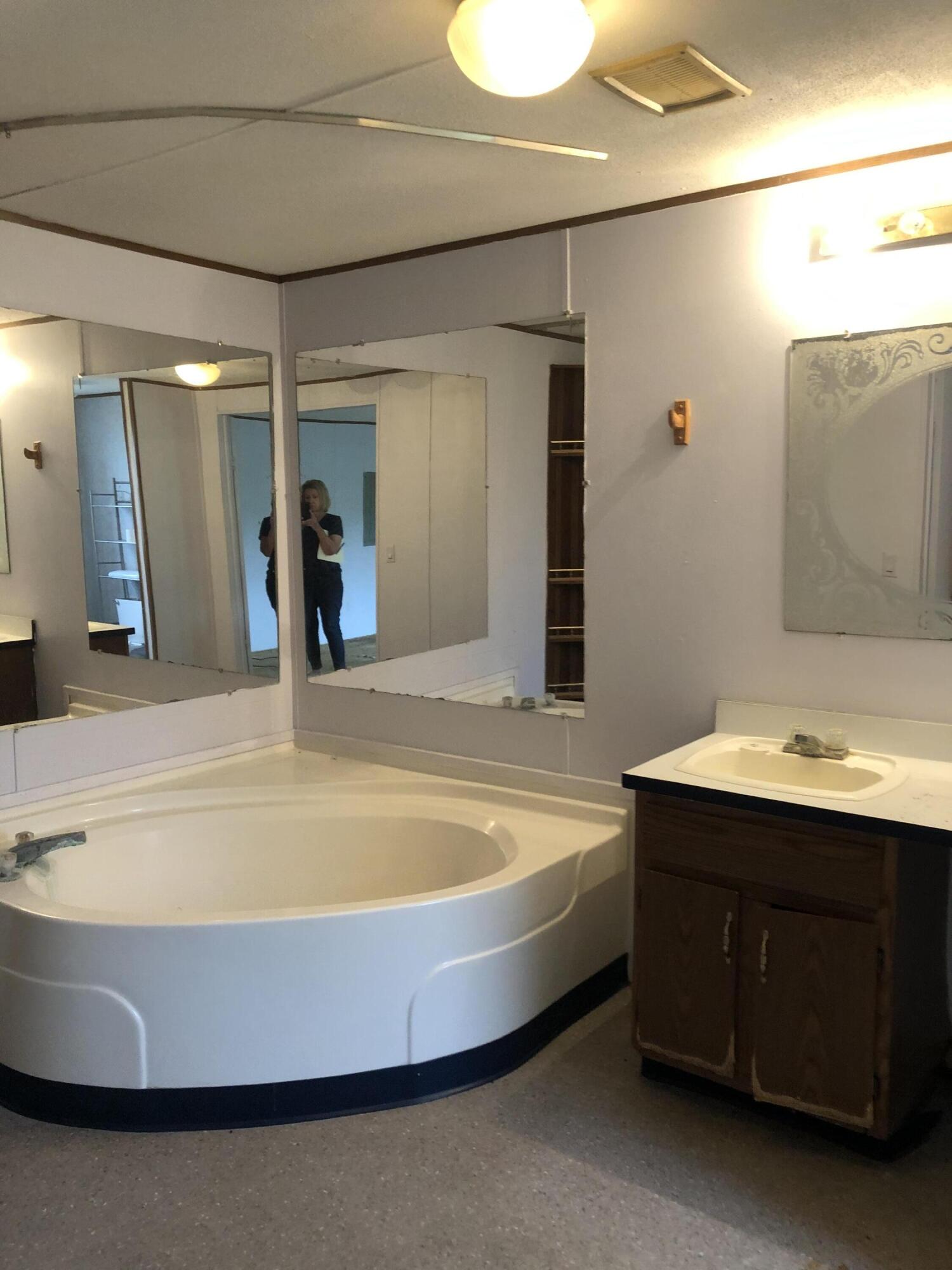 515 Foster Road Dandridge, TN 37725 - Photo 8 of 11 Master Bath