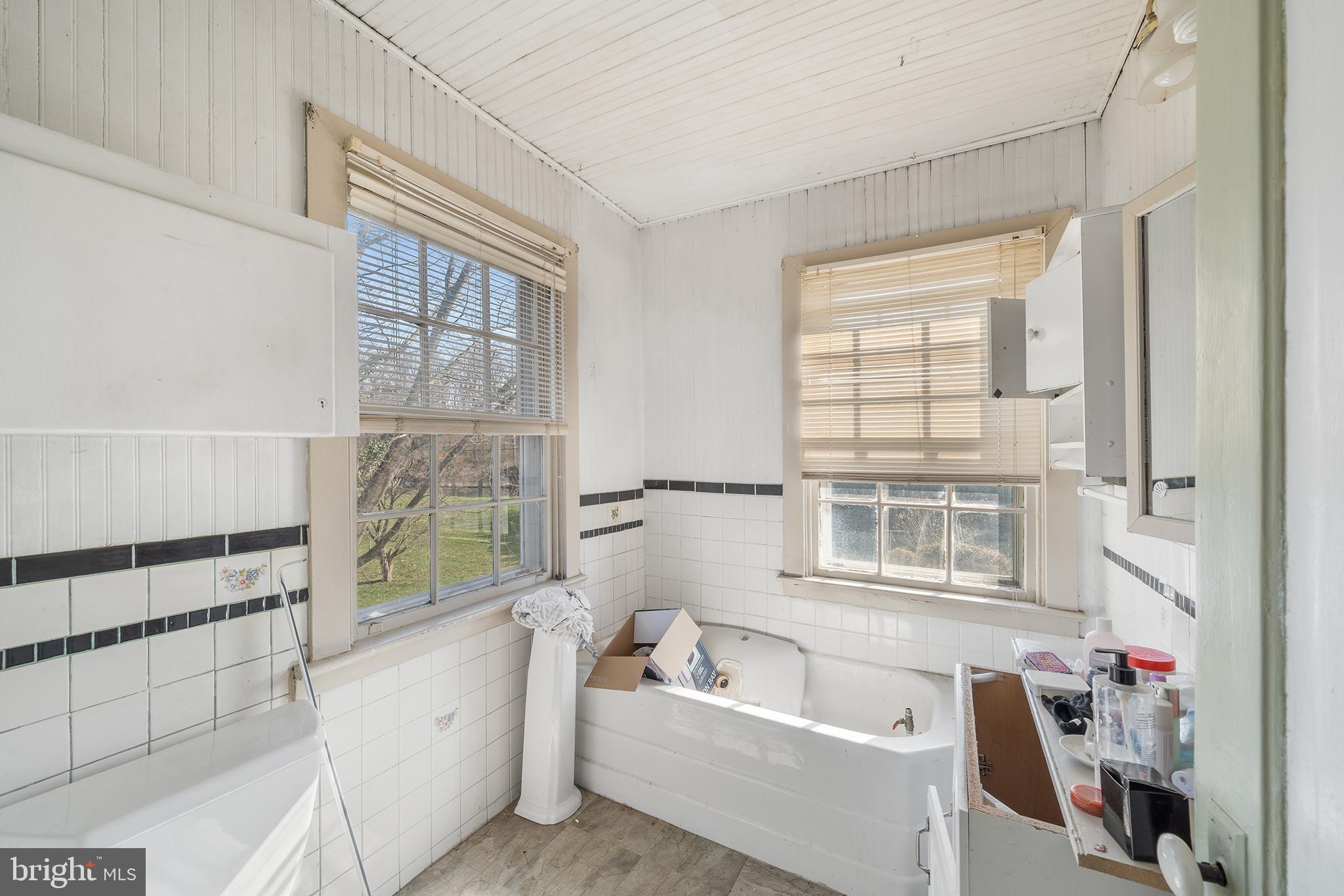 671 Leopard Road Berwyn, PA 19312 - Photo 25 of 29 2nd floor full bath