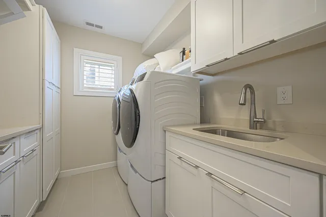 a en suite bathroom with a sink and mirror