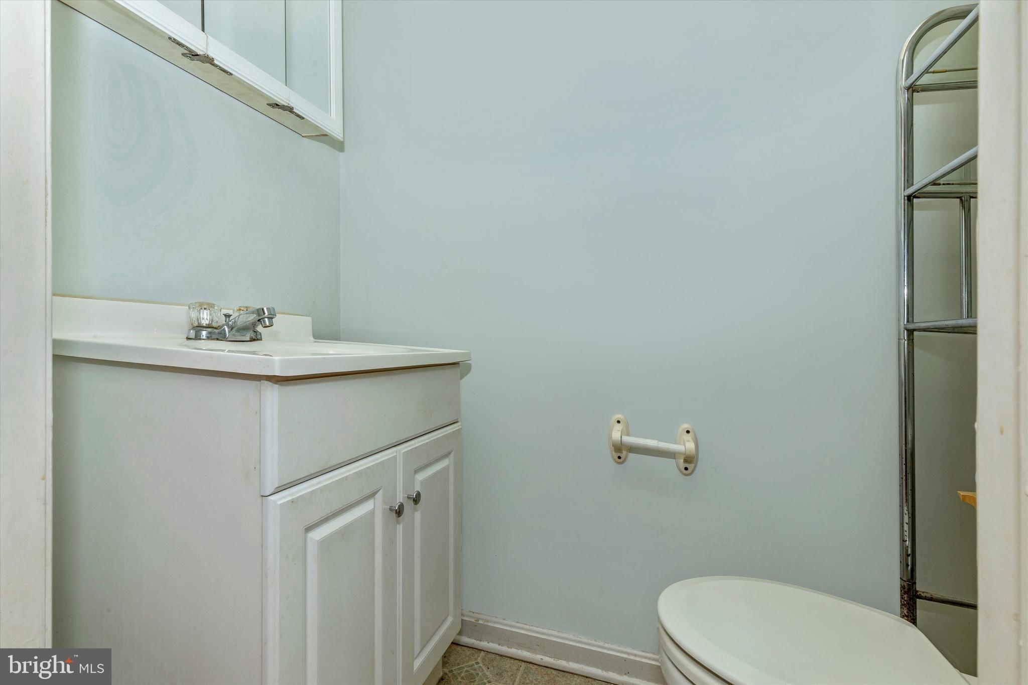 14043 Edgemont Road Smithsburg, MD 21783 - Photo 25 of 52 Main level half bath