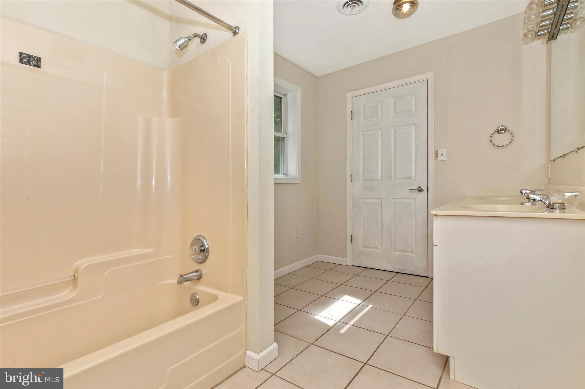 14043 Edgemont Road Smithsburg, MD 21783 - Photo 38 of 52 Full bath