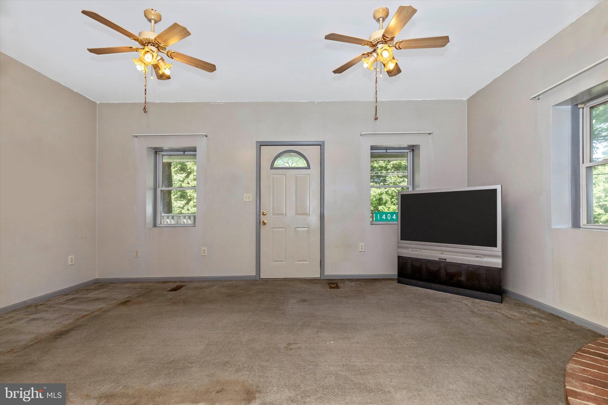 14043 Edgemont Road Smithsburg, MD 21783 - Photo 5 of 52 Living Room