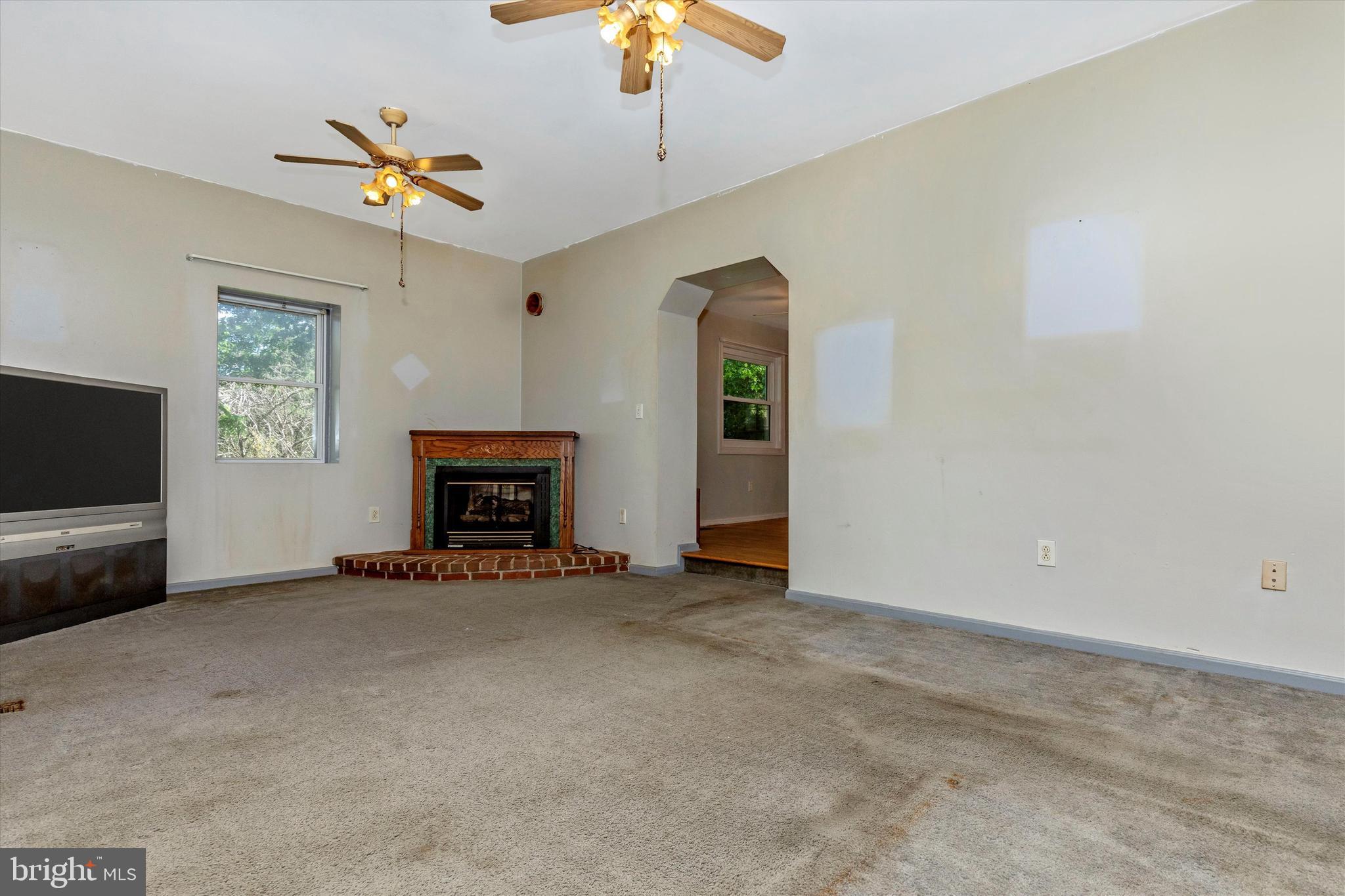 14043 Edgemont Road Smithsburg, MD 21783 - Photo 6 of 52 Living Room