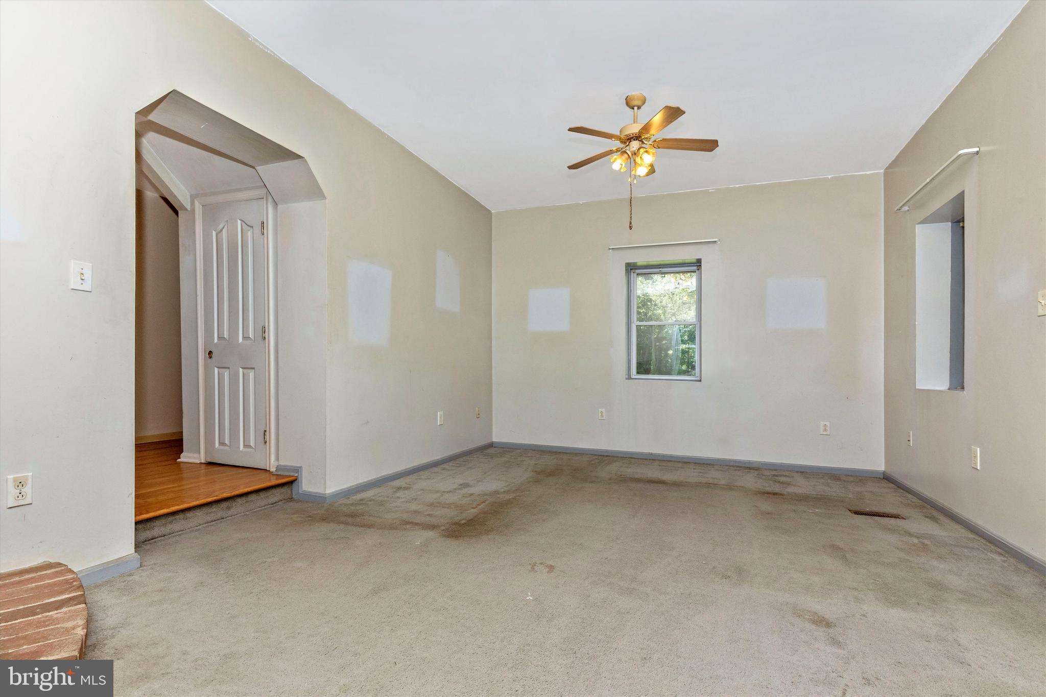 14043 Edgemont Road Smithsburg, MD 21783 - Photo 7 of 52 Living Room