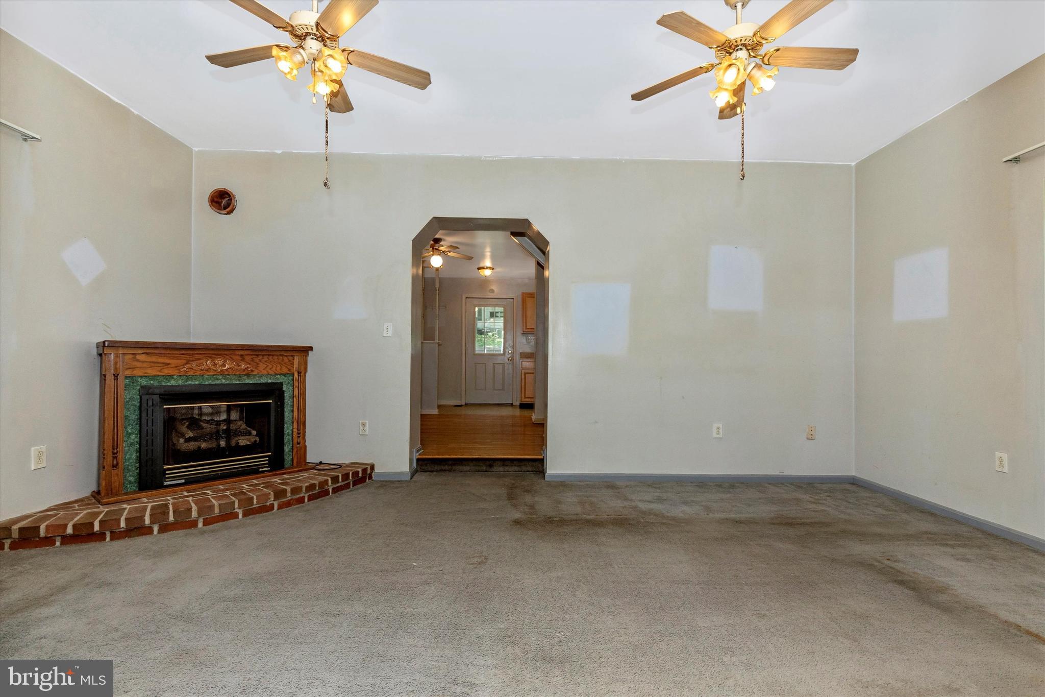 14043 Edgemont Road Smithsburg, MD 21783 - Photo 8 of 52 Living Room