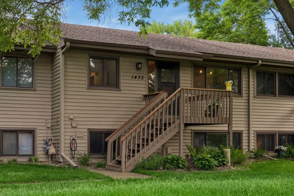 $304,900 | 1432 Arden View Drive, Arden Hills, MN 55112