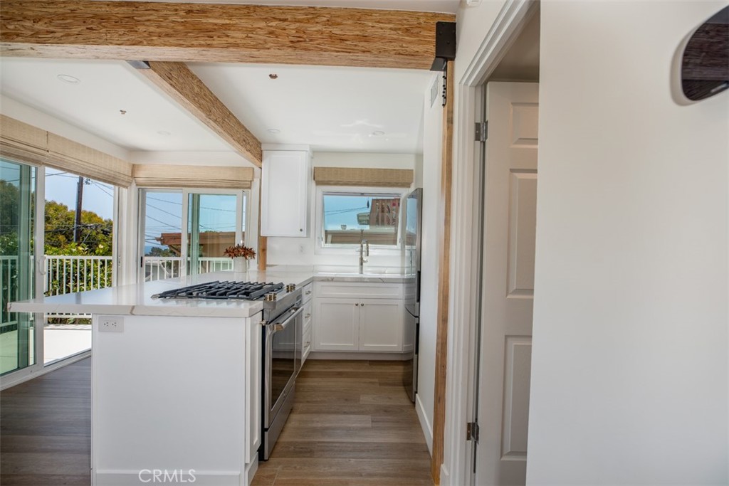 280 Dolphin Way Laguna Beach, CA 92651 - Photo 11 of 34 a kitchen with a stove top oven