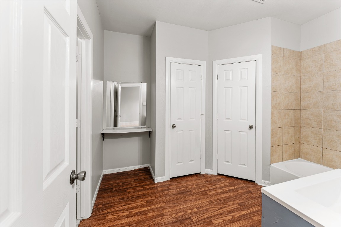 9610 Buffum Street, Unit B Houston, TX 77051 - Photo 17 of 25 Ensuite primary bath