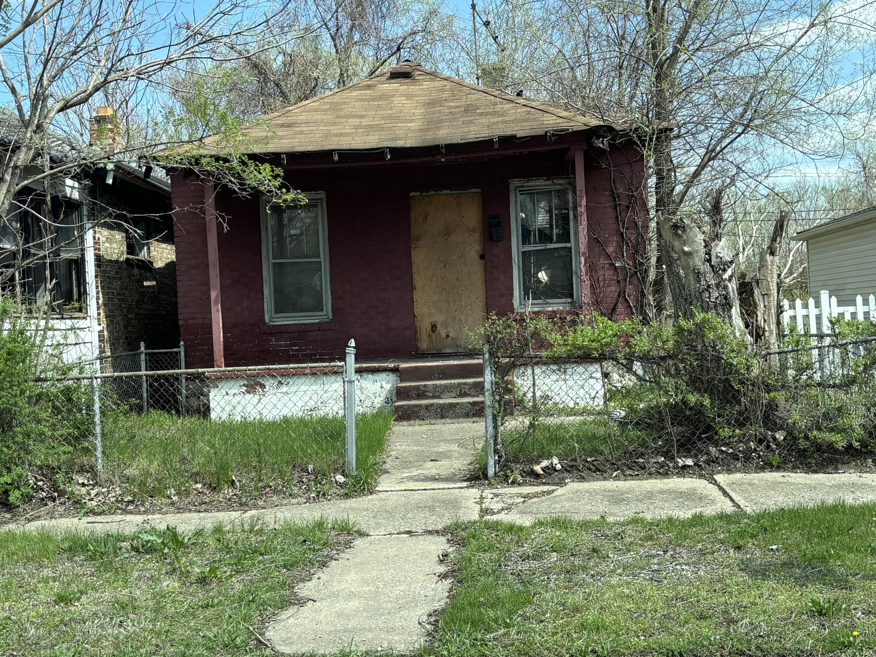 a view of house with a yard