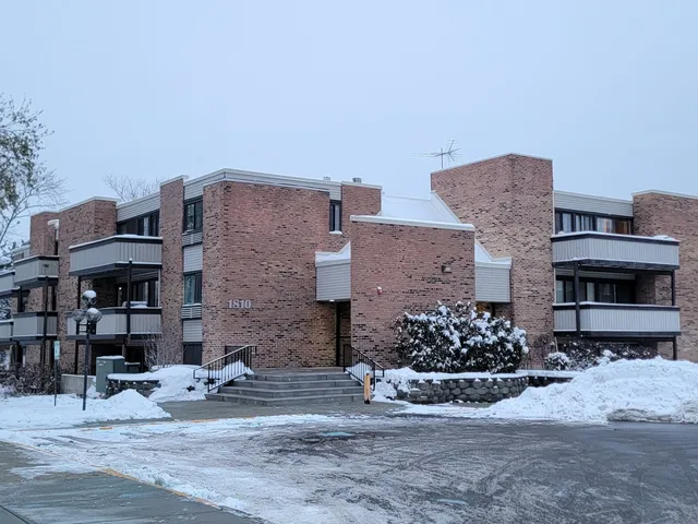$142,500 | 1810 Hemlock Place, Unit 209, Schaumburg, IL 60173