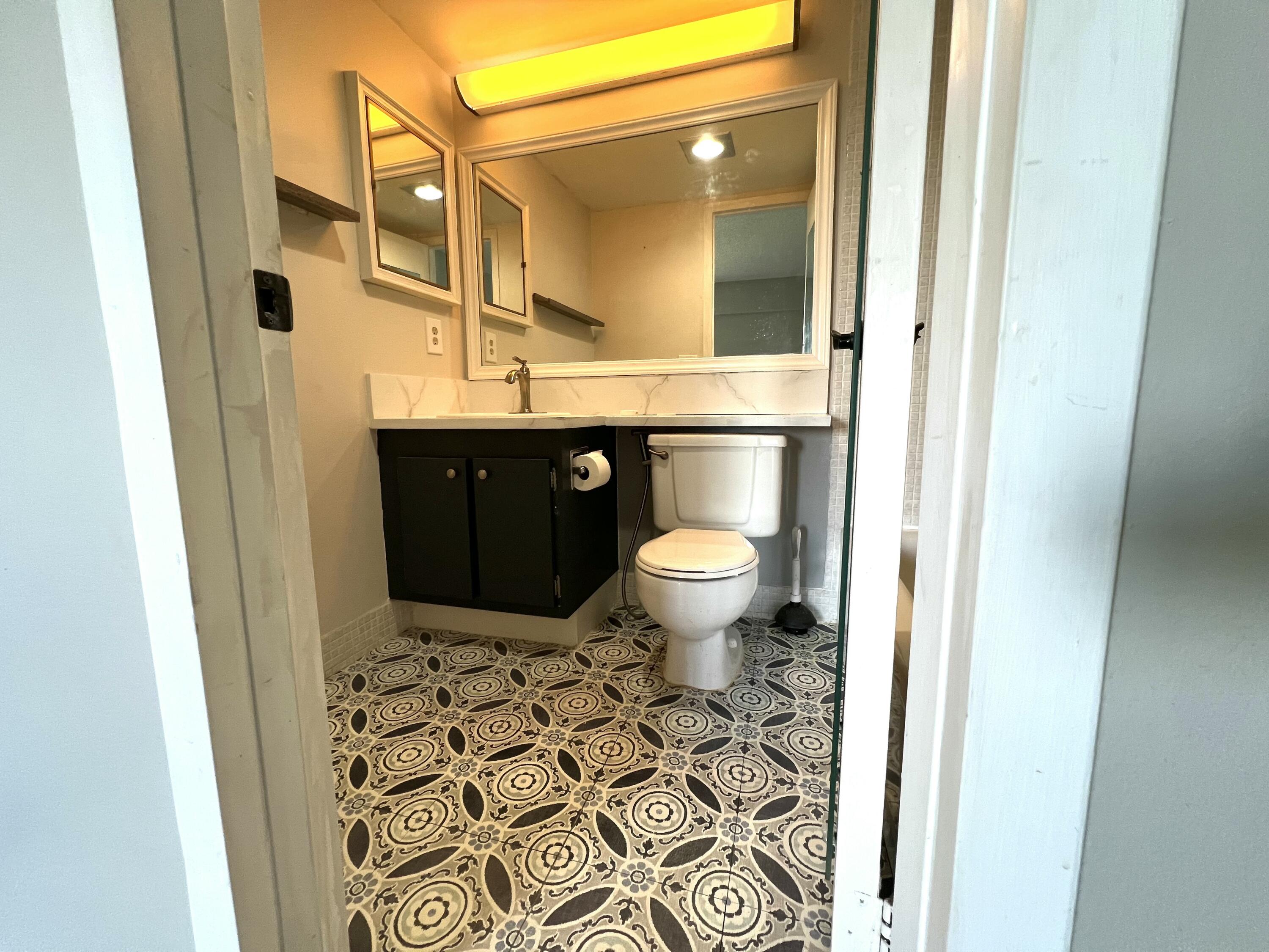 209 Suffolk F Boca Raton, FL 33434 - Photo 21 of 25 Full Bath