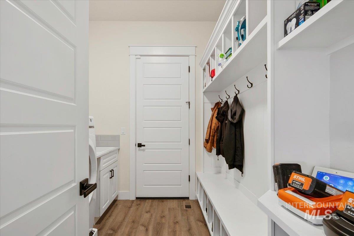 6721 El Paso Road Caldwell, ID 83607 - Photo 32 of 50 Mudroom featuring light wood-type flooring