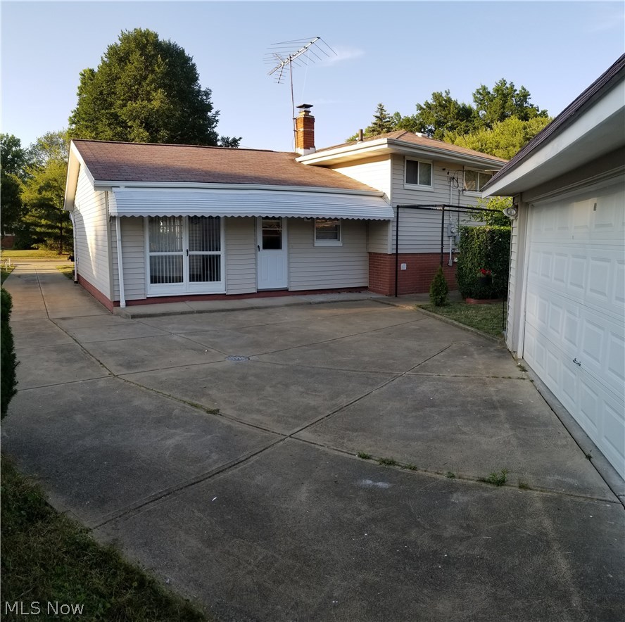 4314 Swaffield Drive Cleveland, OH 44121 - Photo 4 of 27