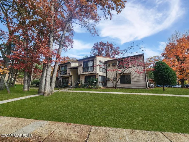 $2,300 | 129 Amberly Drive, Unit H, Manalapan, NJ 07726