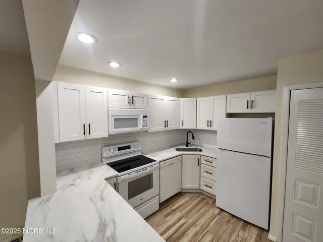 $2,300 | 129 Amberly Drive, Unit H, Manalapan, NJ 07726