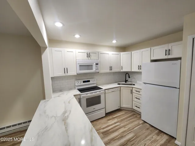 $2,300 | 129 Amberly Drive, Unit H, Manalapan, NJ 07726