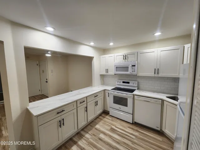 $2,300 | 129 Amberly Drive, Unit H, Manalapan, NJ 07726