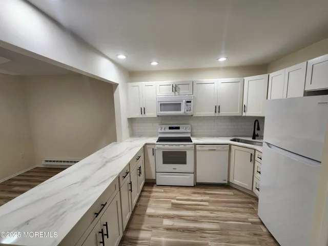 $2,300 | 129 Amberly Drive, Unit H, Manalapan, NJ 07726