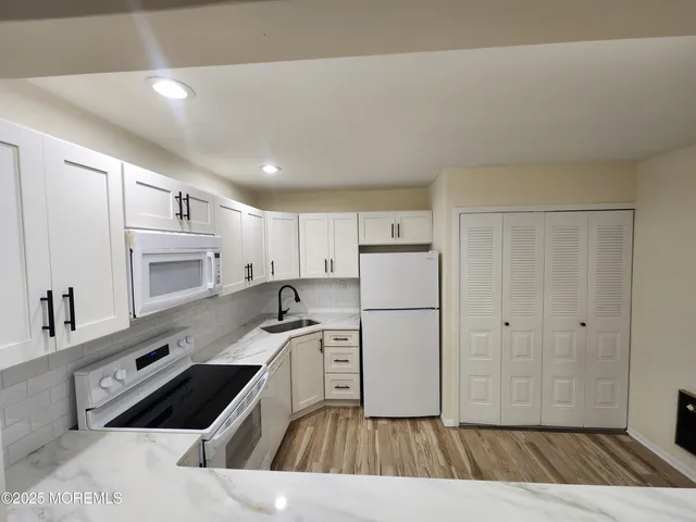 $2,300 | 129 Amberly Drive, Unit H, Manalapan, NJ 07726