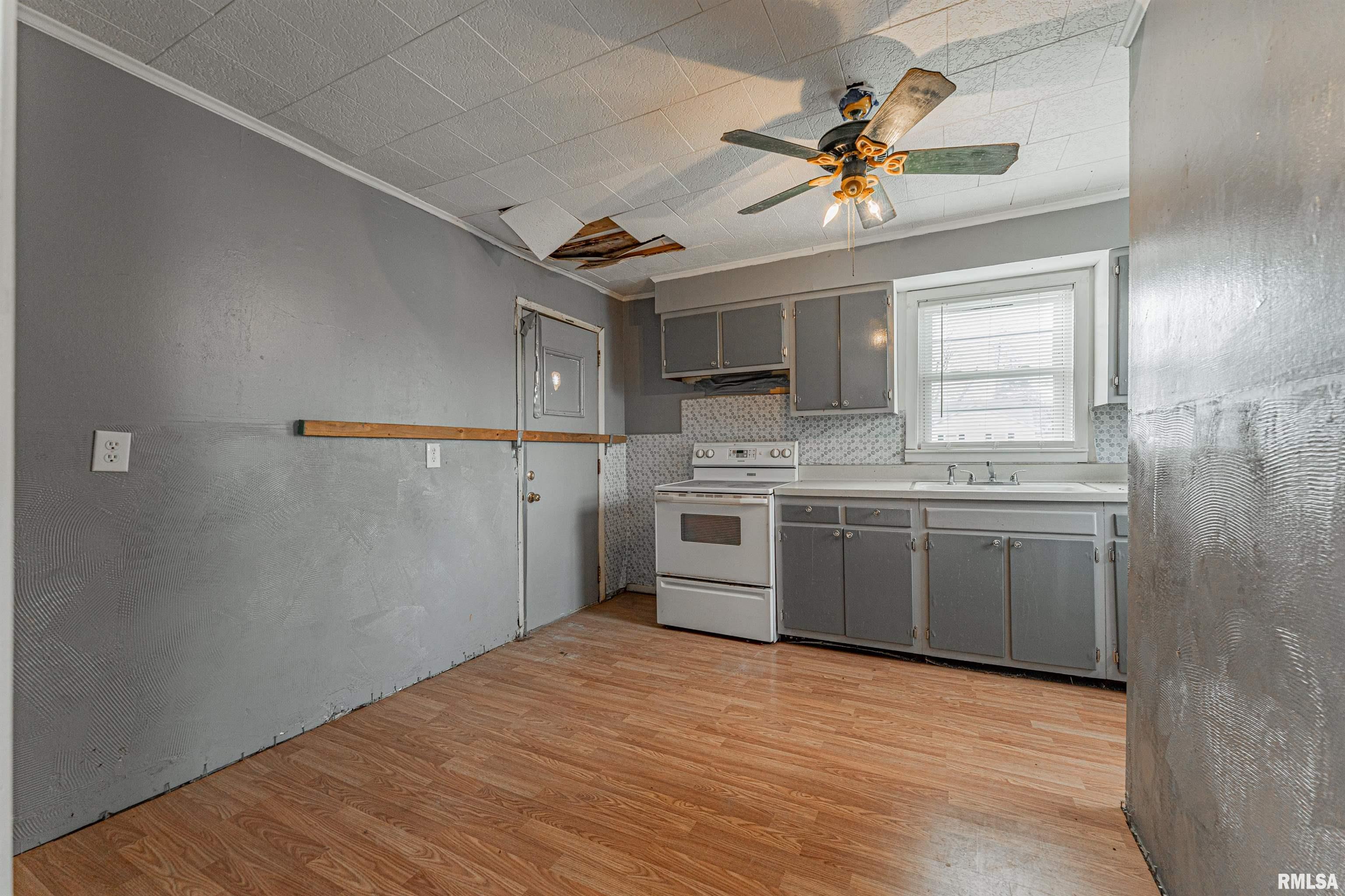 405 5th Street Lincoln, IL 62656 - Photo 7 of 19
