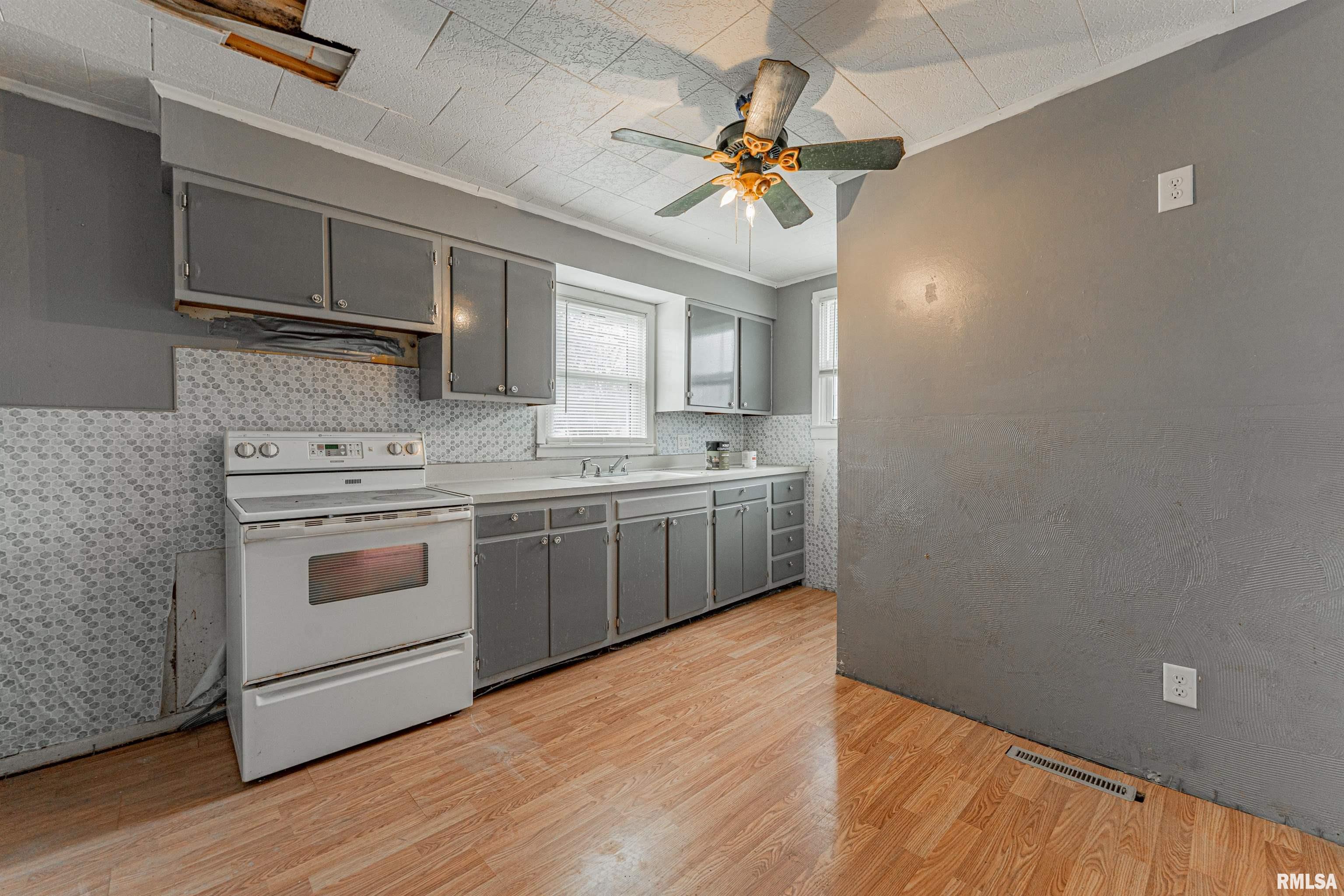 405 5th Street Lincoln, IL 62656 - Photo 8 of 19