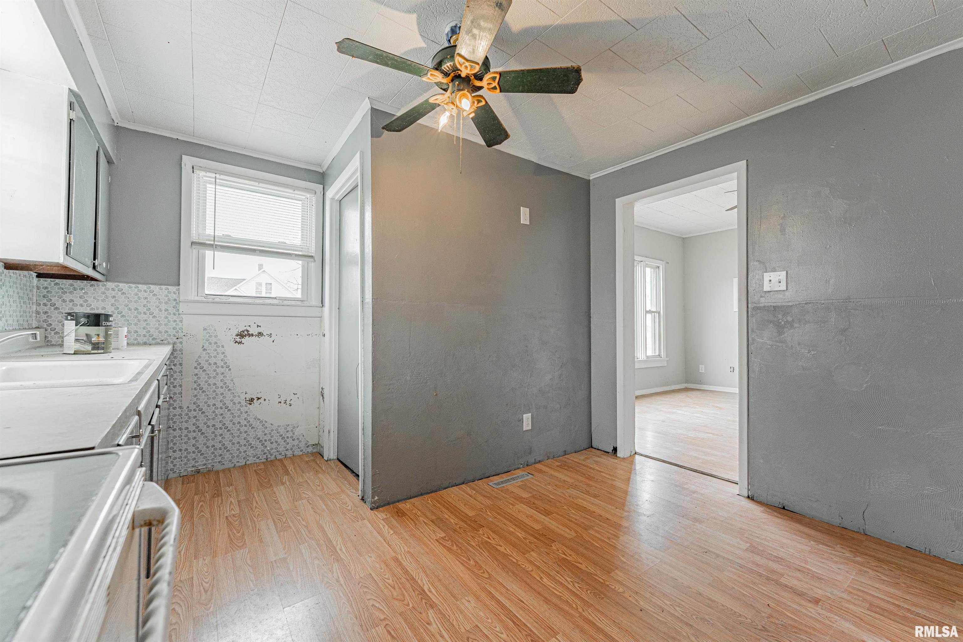 405 5th Street Lincoln, IL 62656 - Photo 9 of 19