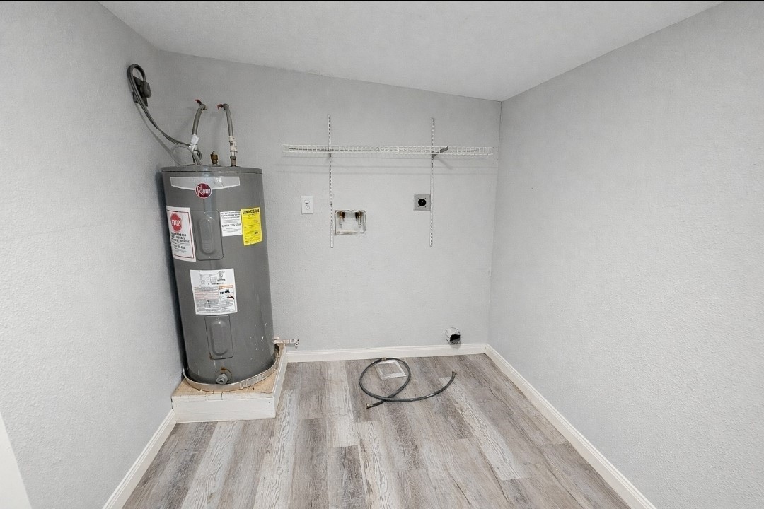 309 E Pine Daisetta, TX 77533 - Photo 15 of 23 a view of room with window and mirror