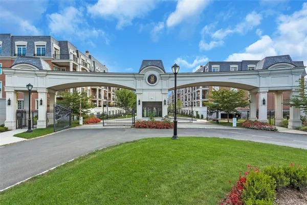 $3,999,000 | 3000 Royal Court, Unit 3211, North Hills, NY 11040