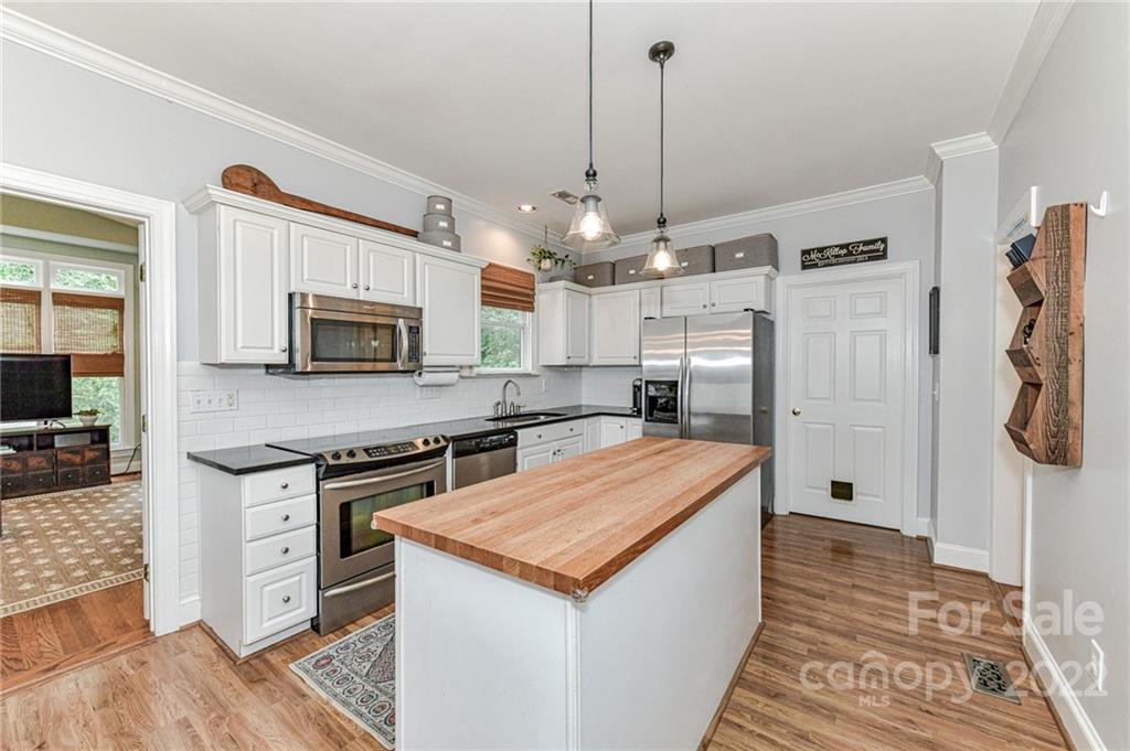 113 Morrison Hill Road Davidson, NC 28036 - Photo 7 of 27 a kitchen with stainless steel appliances granite countertop a refrigerator a stove and a sink